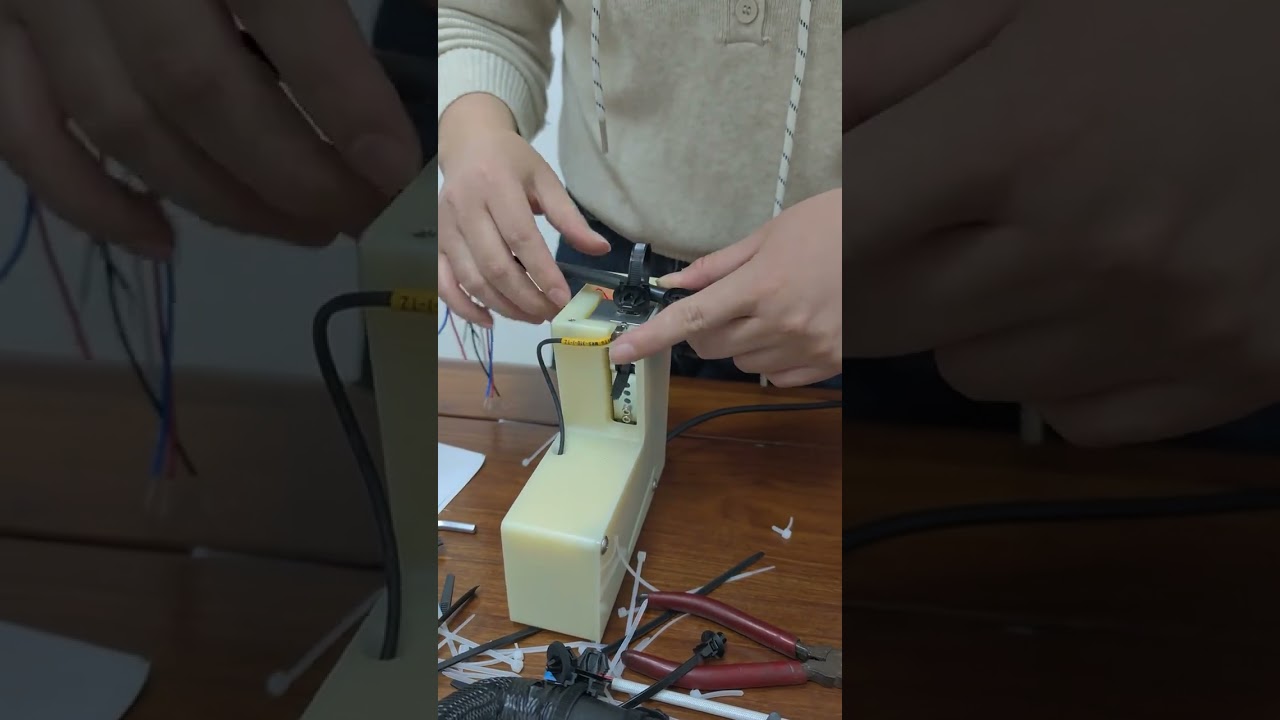 带轮廓板的防错扎线带工具，用于线束的快速简便末端加工